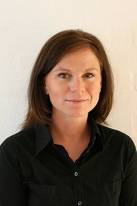 Karina Haugaard Bendixen blev uddannet tandlæge i 1997 ved Tandlægeskolen på Aarhus Universitet og forsvarede i 2012 sin ph.d.-afhandling på Sektion for Klinisk Oral Fysiologi ved Institut for Odontologi, ligeledes på Aarhus Universitet.