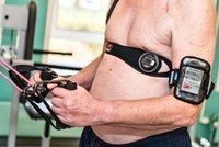 Under teletræningen bliver hjertepatienterne udstyret med en respirations- og pulsmåler samt en telefon (foto: Tonny Foghmar, Aarhus Universitetshospital).