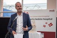 Dekan Lars Bo Nielsen ønsker Aarhus Universitetshospital tillykke med kåringen som landets bedste hospital. Foto: Michael Harder/AUH.