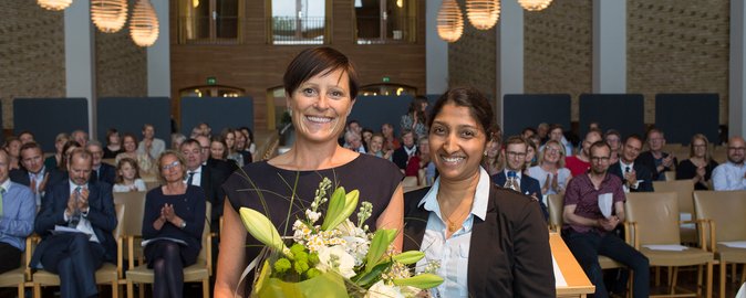 Professor Cecilia Ramlau-Hansen receives the PhD Supervisor Award 2017. Karthiga Thavachelvam is chair of the PhD Association at Health. Photo: Lars Kruse/AU.