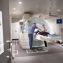 PET-scanneren fungerer på mange måder som MRI-scanneren, men en undersøgelse tager 90 minutter og benytter sig af et radioaktivt stof, når den skal måle på stofskifteprocesserne inde i kroppen. En måling med MRI-scanningen tager to minutter.