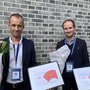 Anders Rosendal Korshøj (tv) og Lasse Sommer Kristensen fik overrakt priserne på konferencen Danske Kræftforskningsdage i Odense den 27. august 2021. Foto: Kræftens Bekæmpelse