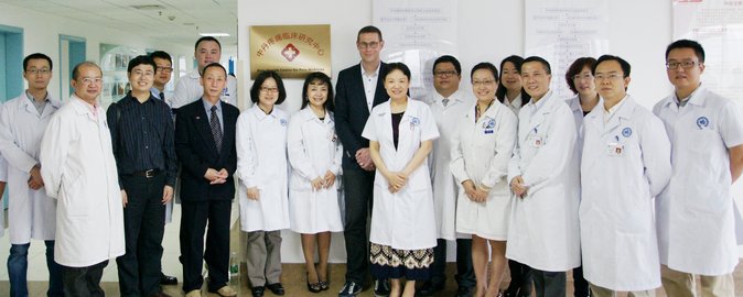 Professor Peter Svensson i midten af flokken ved åbningen af det dansk-kinesiske smertecenter i Chengdu i det vestlige Kina.