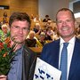 Dekan Lars Bo Nielsen overrækker Jens Christian Skou-prisen 2019 til Ebbe Bødtkjer. Foto: Lars Kruse/AU.