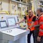 Fabrikschef Orla Jepsen ved Troldtekt (tv.) sikrer en høj kvalitet og ensartet produktion ved at analysere og handle på baggrund af data. Foto: Troldtekt