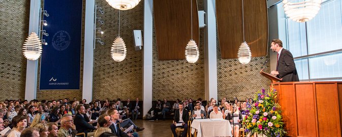 585 people were gathered in the Main Hall on Wednesday 24 June to celebrate the new doctors as they graduated from the Faculty of Health Sciences.