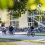 Cykler du til campus mandag til torsdag i uge 38, kan du møde AU's Grønne Team, som står centrale steder på campus i Aarhus og uddeler grønne snacks, cykelreflekser eller genanvendelige AU vandflasker. Det er en del af AU’s nye cykelkampagne, som nu testes af. Foto: AU Foto