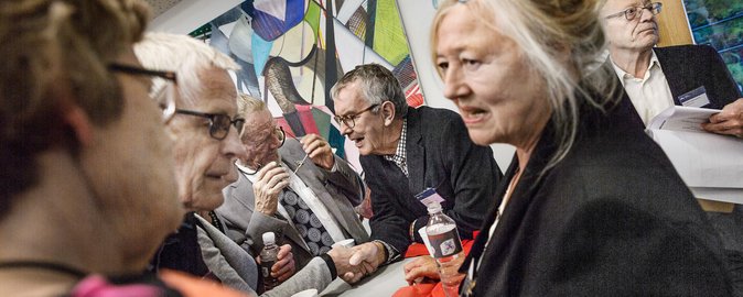 Snakken var ikke til at stoppe, da de mange jubilarer fredag mødtes i AIAS Hall. Foto: Maria Randima Brauer Sørensen, Aarhus Universitet.