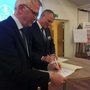 Borgmester Uffe Jensen og rektor Brian Bech Nielsen underskriver af samarbejdsaftalen. Foto: Odder Kommune