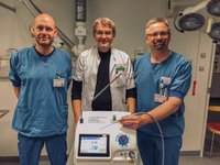 Afdelingslæge Kaare Meier (til venstre), klinisk lærestolsprofessor Jens Christian H. Sørensen og afdelingslæge Mikkel Mylius Rasmussen (til højre) viser apparatet, som bruges til cryoneurolyse-behandlingen. Foto: Lise Fitting.