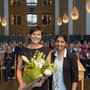 Professor Cecilia Ramlau-Hansen modtager prisen som årets ph.d.-vejleder 2017. Karthiga Thavachelvam er formand for Ph.d.-foreningen ved Health. Foto: Lars Kruse/AU