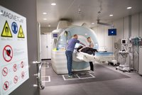 PET-scanneren fungerer på mange måder som MRI-scanneren, men en undersøgelse tager 90 minutter og benytter sig af et radioaktivt stof, når den skal måle på stofskifteprocesserne inde i kroppen. En måling med MRI-scanningen tager to minutter.