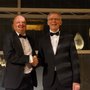 Bestyrelsesformand for Erhverv Aarhus Terje Vammen og rektor Brian Bech Nielsen ved prisoverrækkelsen fredag aften.