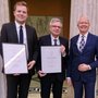 Professor Henrik Toft Sørensen (centre) receives the Erhoff Award and the DKK 250,000 that follows with it, while Associate Professor Lars Wiuff Andersen (left) receives the Erhoff Foundation's Talent Prize. Both awards were conferred by chair of the board Oluf Borbye Pedersen (right). Photo: Hans Barth