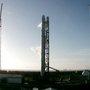 En Falcon 9 raket klar til affyring på Cape Canaveral Air Force Station. Raketten er magen til den, som skal bringe de danske celler til ISS. Fra opsendelse i juni 2015. Foto: NASA