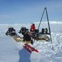 Der måles temperatur og saltindhold fra havisens underside ned til havbunden med en såkaldt CTD ved Villum Research Station.
Dekan Niels Christian Nielsen byder velkommen til indvielsen af Villum Research Station.