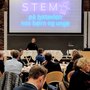 Anne Fløe holder oplægget ’Hvordan får vi STEM på lystavlen hos børn og unge?’. Foto: AU.