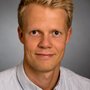 Læge og ph.d. Kasper Adelborg peger på baggrund af sit nye studie om blodkræft på stort forebyggelsespotentiale for de alvorlige komplikationer, som mange rammes af. Foto: AU.