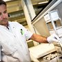 Lars Dyrskjøt og hans team har analyseret mere end 650 blodprøver fra 68 patienter for at nå frem til konklusionerne i deres forskningsprojekt (foto: Tonny Foghmar).