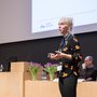 Ph.d.-studerende Mette Lise Lousdal fra Institut for Folkesundhed modtager Fogh-Nielsen-legatets hovedsum på 75.000 kr. ved PhD Day 2019. Foto: Simon Fischel