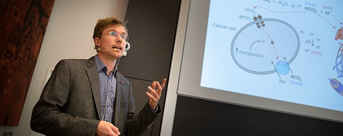 Ebbe Bødtkjer was presented with the Jens Christian Skou Award at an event at Health on Friday, 4 February. October 2019. At the same time, he presented his research to the family and colleagues who had turned up to celebrate him. Photo: Lars Kruse/AU.