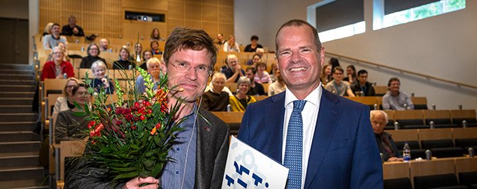 Dean Lars Bo Nielsen presents the Jens Christian Skou Award 2019 to Ebbe Bødtkjer. Photo: Lars Kruse/AU.