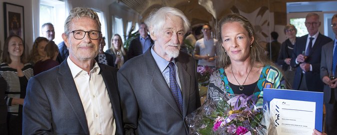 At the award ceremony, Trine Hyrup Mogensen greeted Nobel Prize winner Jens Christian Skou, after whom the award is named. On the left is Health's acting dean Ole Steen Nielsen, who presented the award. Photo: Lars Kruse/AU.