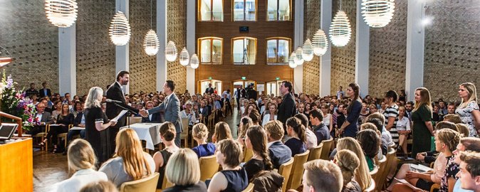 Et hold nye læger er netop dimitteret fra Aarhus Universitet. De aflagde lægeløftet ved et arrangement i Aulaen onsdag den 25. juni 2014. Foto: Anders Trærup/AU Kommunikation.