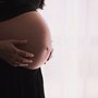 Giftige organiske perfluorerede stoffer er overalt omkring os. Nu viser forskning, at deres samlede biologiske effekt i gravide kvinder skader fostres vækst.