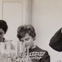 Her ses et 55 år gammelt foto, der viser studenterøvelser i et laboratorium i det nye Kemisk Institut ved Aarhus Universitet. Faget Kemi blev oprettet i 1933 som hovedsagelig et grundlæggende hjælpefag under Det Lægevidenskabelige Fakultet, men blev ved oprettelsen af Det Naturvidenskabelige Fakultet i 1954 en del af dette. I oktober 1961 blev den nye institutbygning ud mod Langelandsgade officielt indviet.