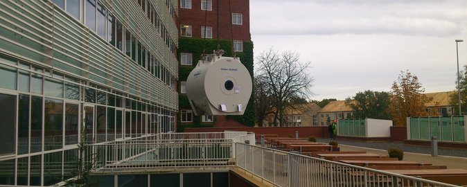 Den store scanner installeres i de nye forsknings- og undervisningsfaciliteter i Aarhus Universitets bygninger på Nørrebrogade. Foto: Göran Schömer.