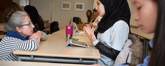 In addition to the iBook, the students also have the printed version of the text book, as well as physical booklets which act as a supplement to reading on the iPad. Photo: Lars Kruse, Aarhus University.