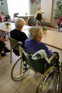 [Translate to English:] To ældre i kørestol på plejehjem.
