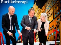 No less than three prominent guests shared the honour of cutting the ribbon for the National Centre for Particle Radiotherapy. (From left): Chair of the regional council Anders Kühnau, Prime Minister Lars Løkke Rasmussen and Chair of the Moller Foundation Ane Uggla. Photo: Tonny Foghmar/AUH.