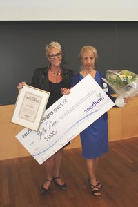 Tandplejer Jette Noes (tv) modtager Zendiums ærespris for sit mangeårige virke på SKT. Prisen blev overrakt af Lene Heilskov fra Zendium.
